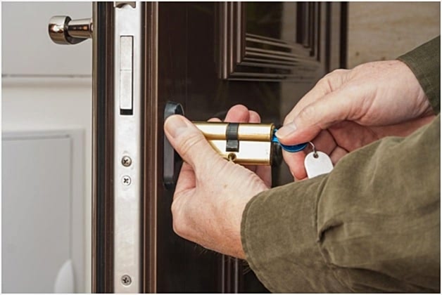 Замена замков в металлической двери