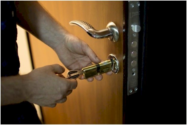 Замена замков в металлической двери